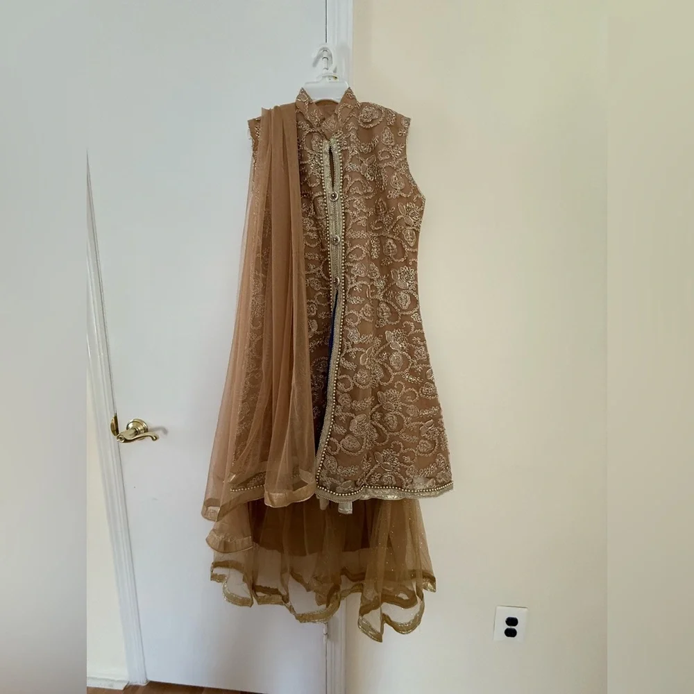 Elegant Embroidered Sleeveless Dress with Dupatta - Picture 3 of 12
